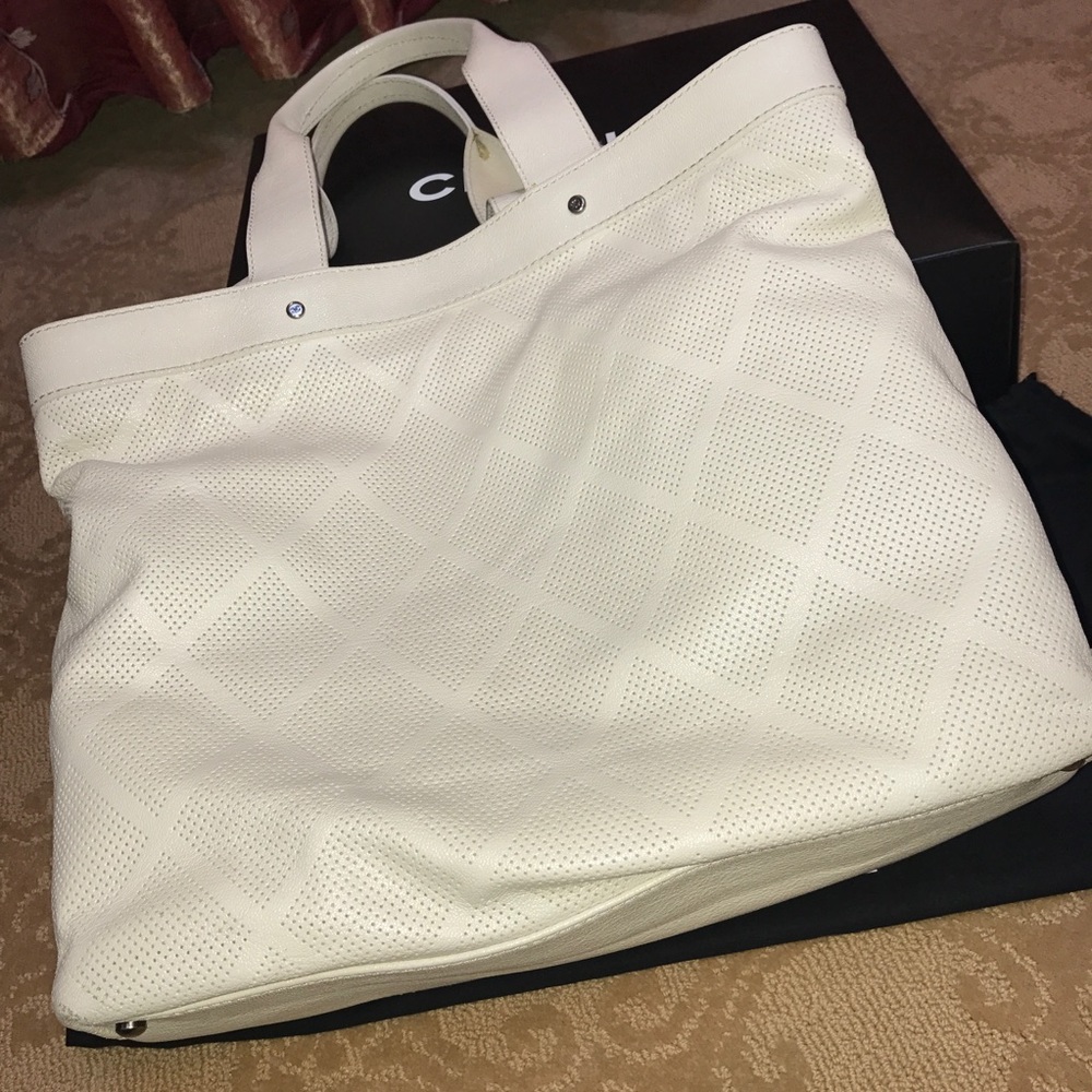 Chanel white perforated tote with handles and CC - Picture 4 of 8
